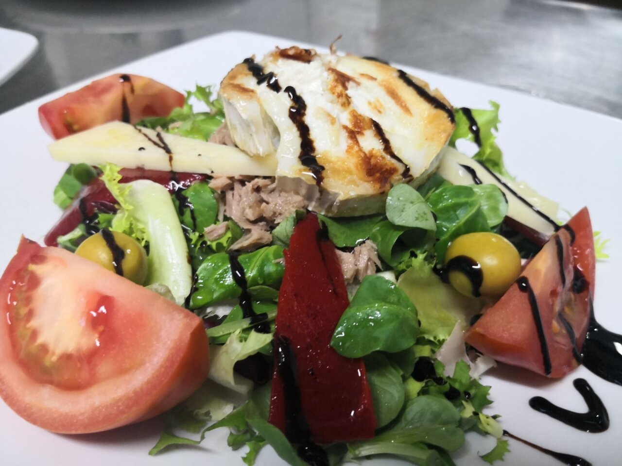Ensalada fresca con tomate, lechuga y queso en La Vieja Bruselas