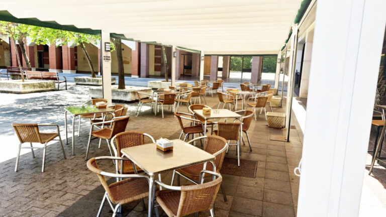 Terraza de La Vieja Bruselas con mesas y sillas en un ambiente relajado.