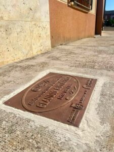 Placa conmemorativa dedicada a Claudio Gutiérrez en Villaherreros