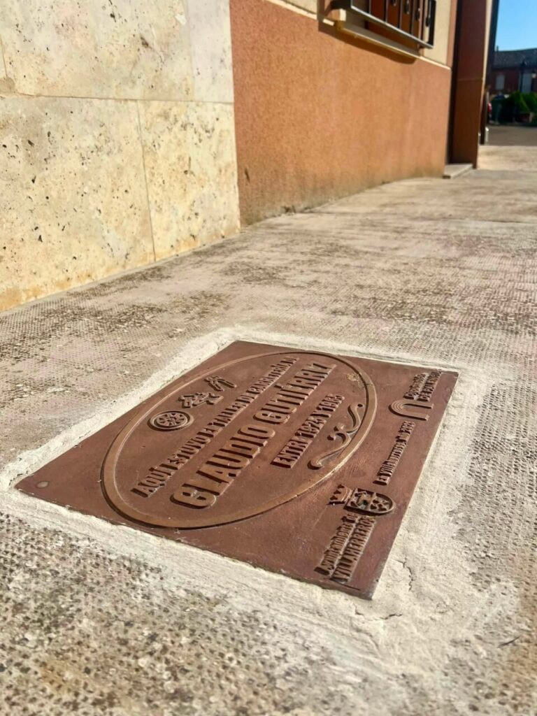 Placa conmemorativa dedicada a Claudio Gutiérrez en Villaherreros
