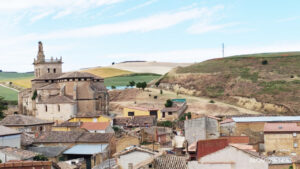 Vista panorámica de Villamediana con su iglesia y paisajes circundantes