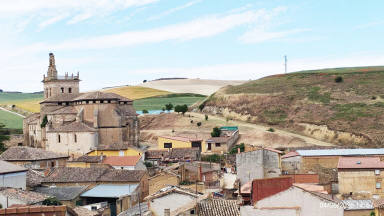 Vista panorámica de Villamediana con su iglesia y paisajes circundantes