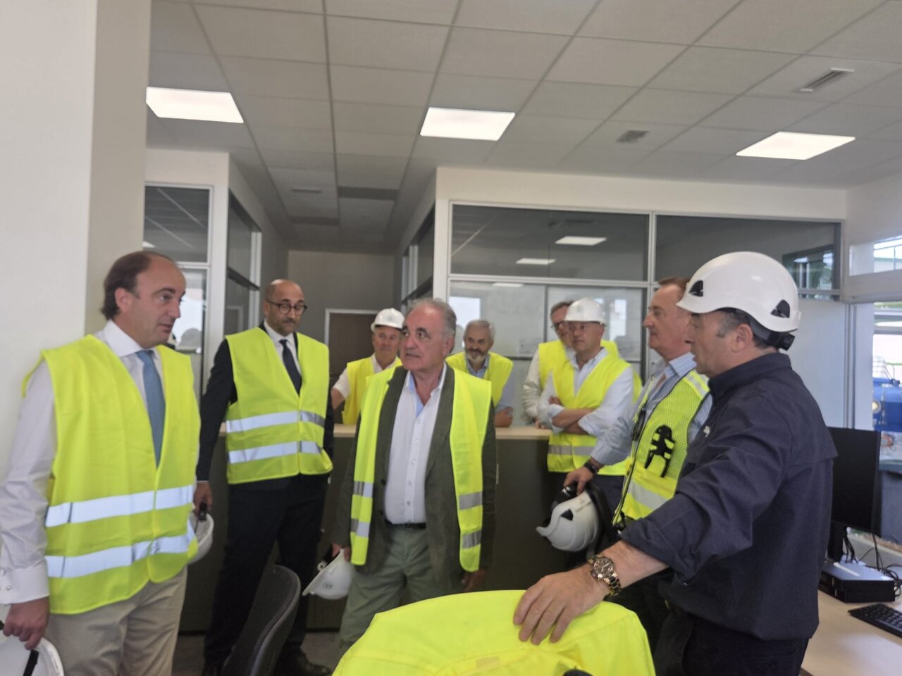 Visita de autoridades a la planta de Iberolea en Palencia con chalecos amarillos