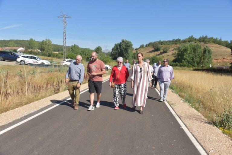Visita de autoridades a la carretera PP-2290 en La Puebla de Valdavia
