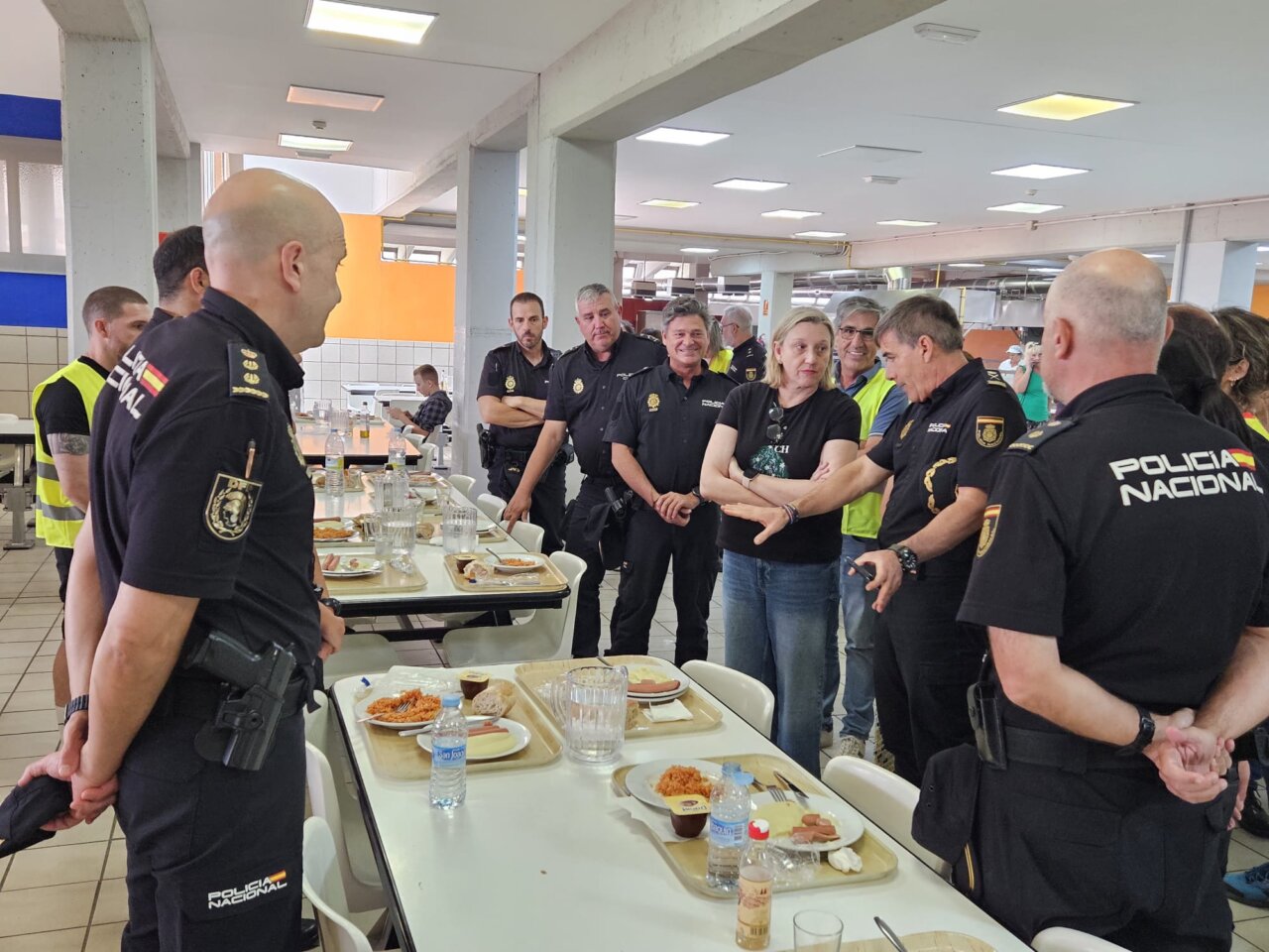 Isabel Blanco conversando con evacuados en la Academia de Policía Nacional