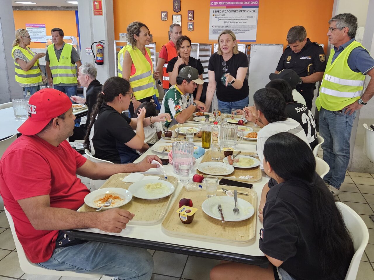 Isabel Blanco interactuando con evacuados en la Academia de Policía Nacional
