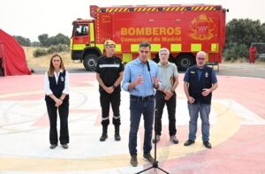 Pedro Sánchez hablando con bomberos en la zona afectada por incendios