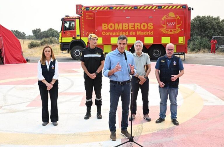 Pedro Sánchez hablando con bomberos en la zona afectada por incendios