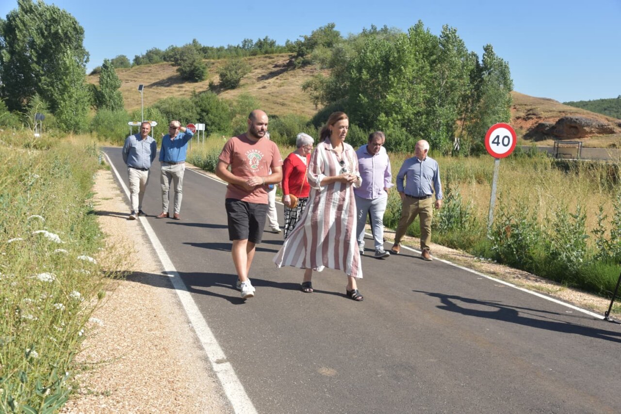 Visita a la carretera PP-2290 con autoridades locales en Palencia