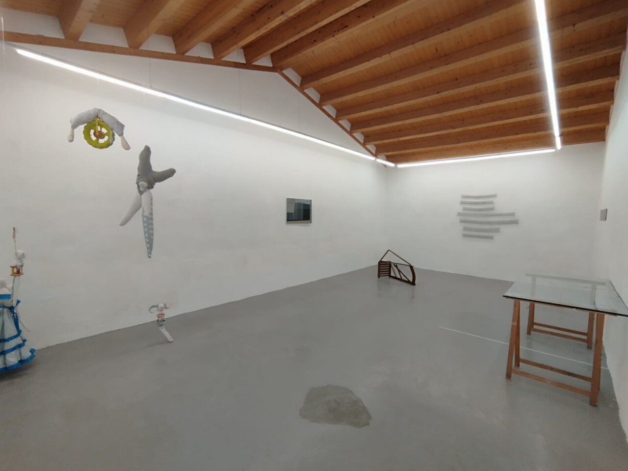 Vista general de la exposición en el espacio Nexo990 con obras de artistas emergentes.