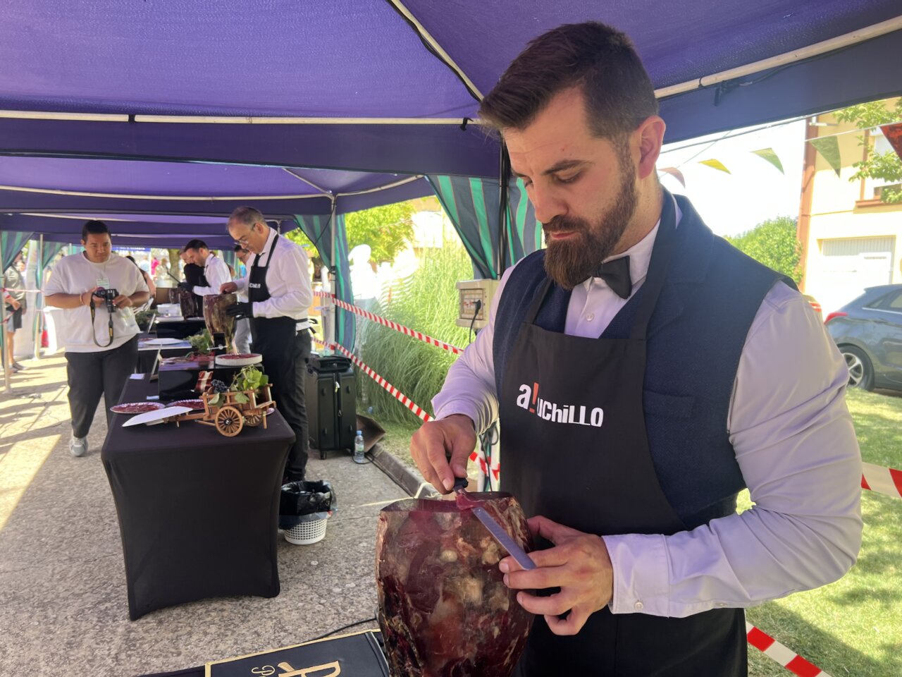 Cortador de cecina en el VIII Campeonato Autonómico en Pajares de los Oteros
