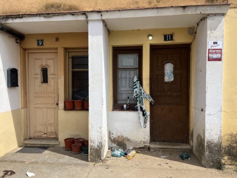 Puertas de un edificio donde se hallaron dos cadáveres en Veguellina de Órbigo