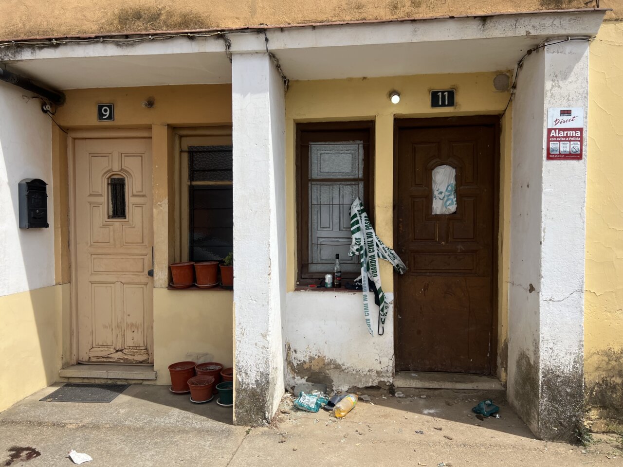 Puertas de un edificio donde se hallaron dos cadáveres en Veguellina de Órbigo
