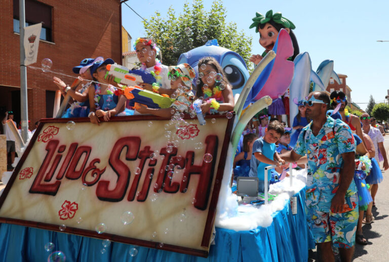Desfile del Festival de Exaltación del Cangrejo con niños y carrozas coloridas