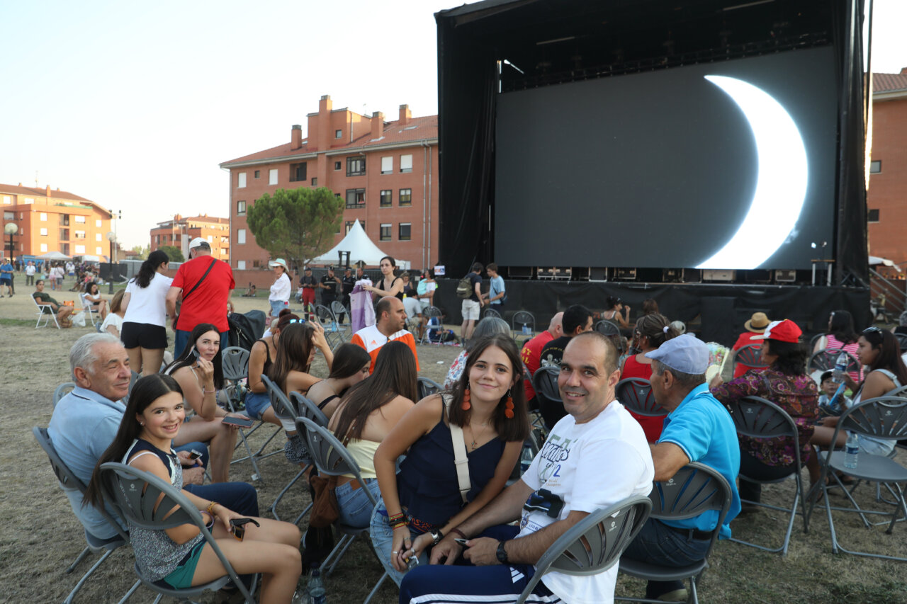 Personas disfrutando del eclipse total de sol en Palencia