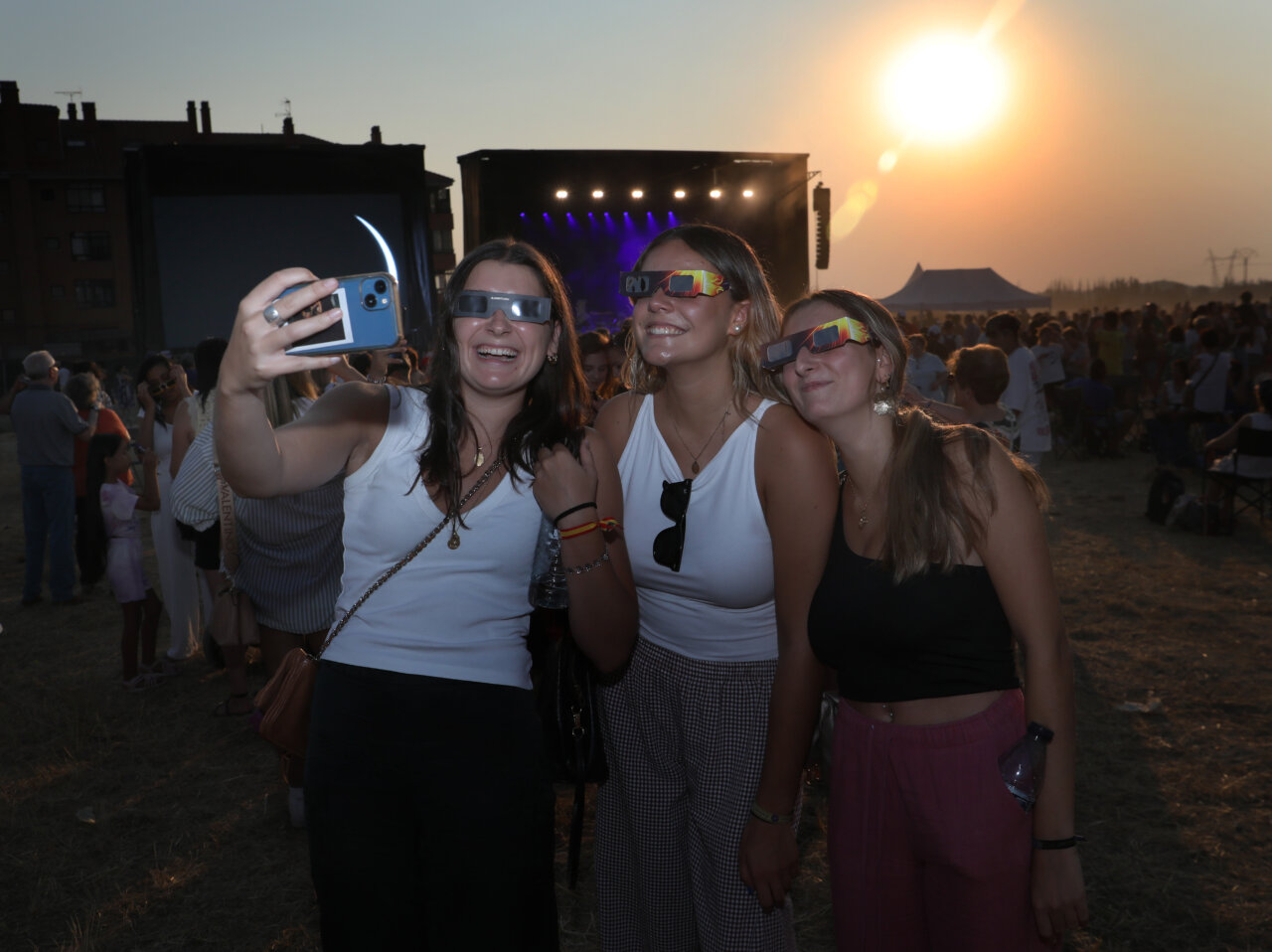 Tres jóvenes disfrutando del eclipse total de sol en Palencia