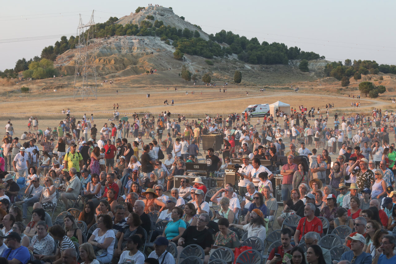 Multitud de personas disfrutando del eclipse total de Sol en Palencia