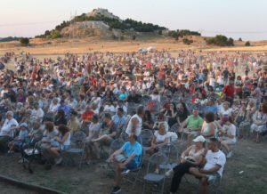 Multitud de personas observando el eclipse total de Sol en Palencia
