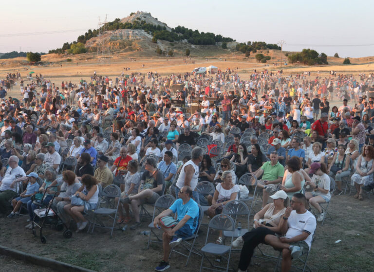 Multitud de personas observando el eclipse total de Sol en Palencia