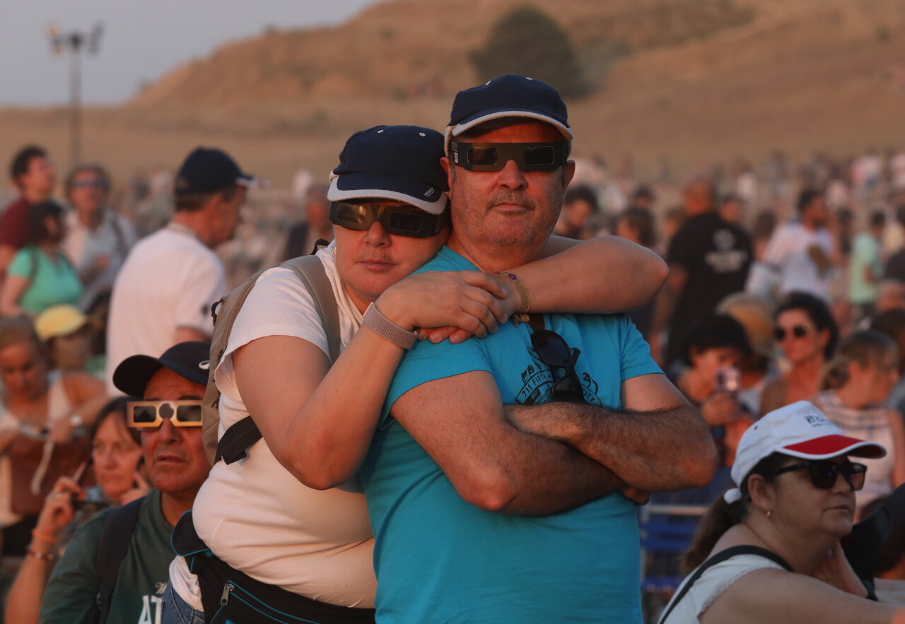 Pareja observando el eclipse total de Sol en Palencia