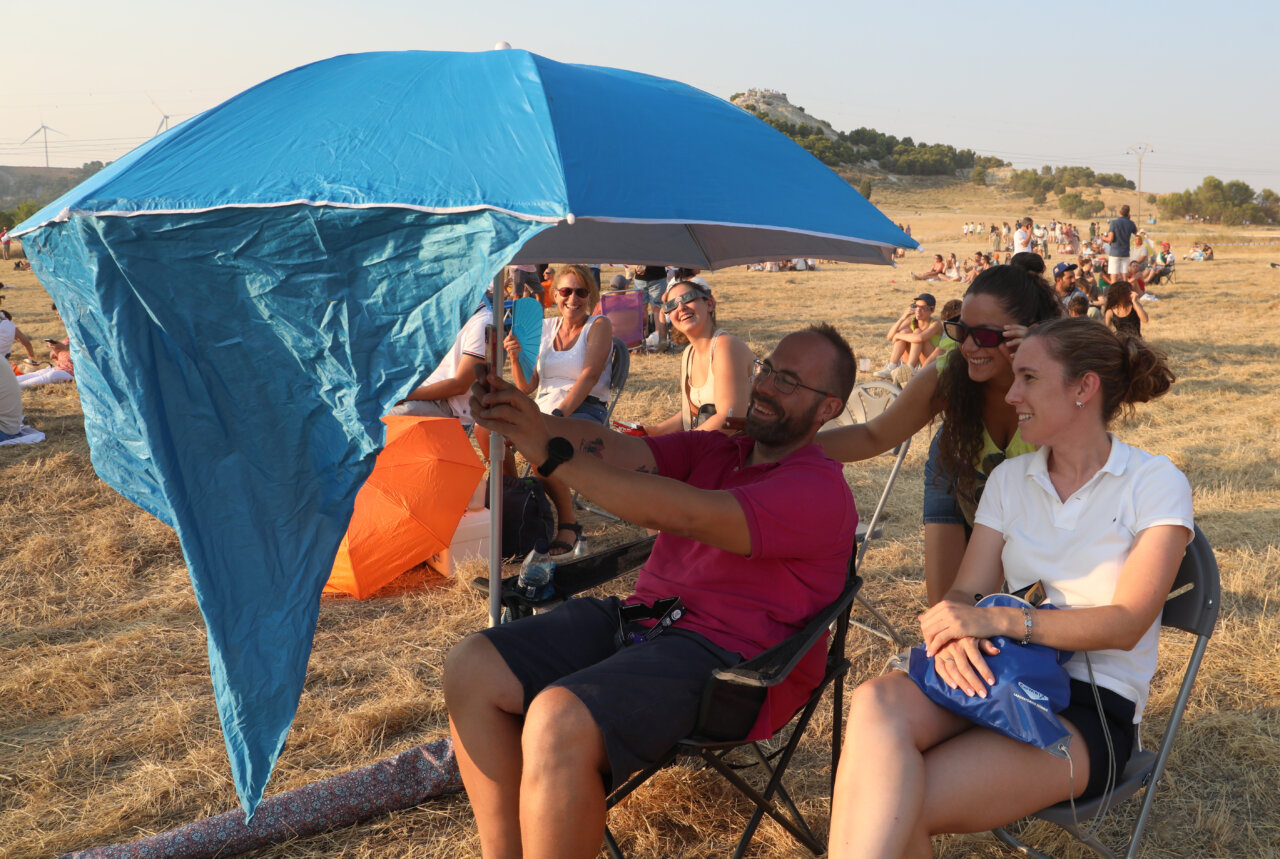 Personas disfrutando del eclipse total de Sol en Palencia