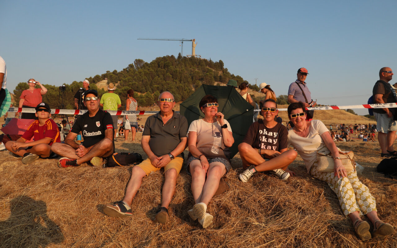 Personas disfrutando del eclipse total de Sol en Palencia