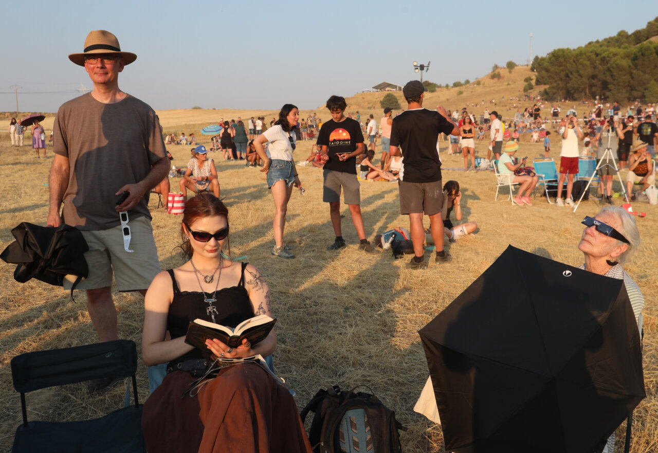 Personas disfrutando del eclipse total de Sol en Palencia