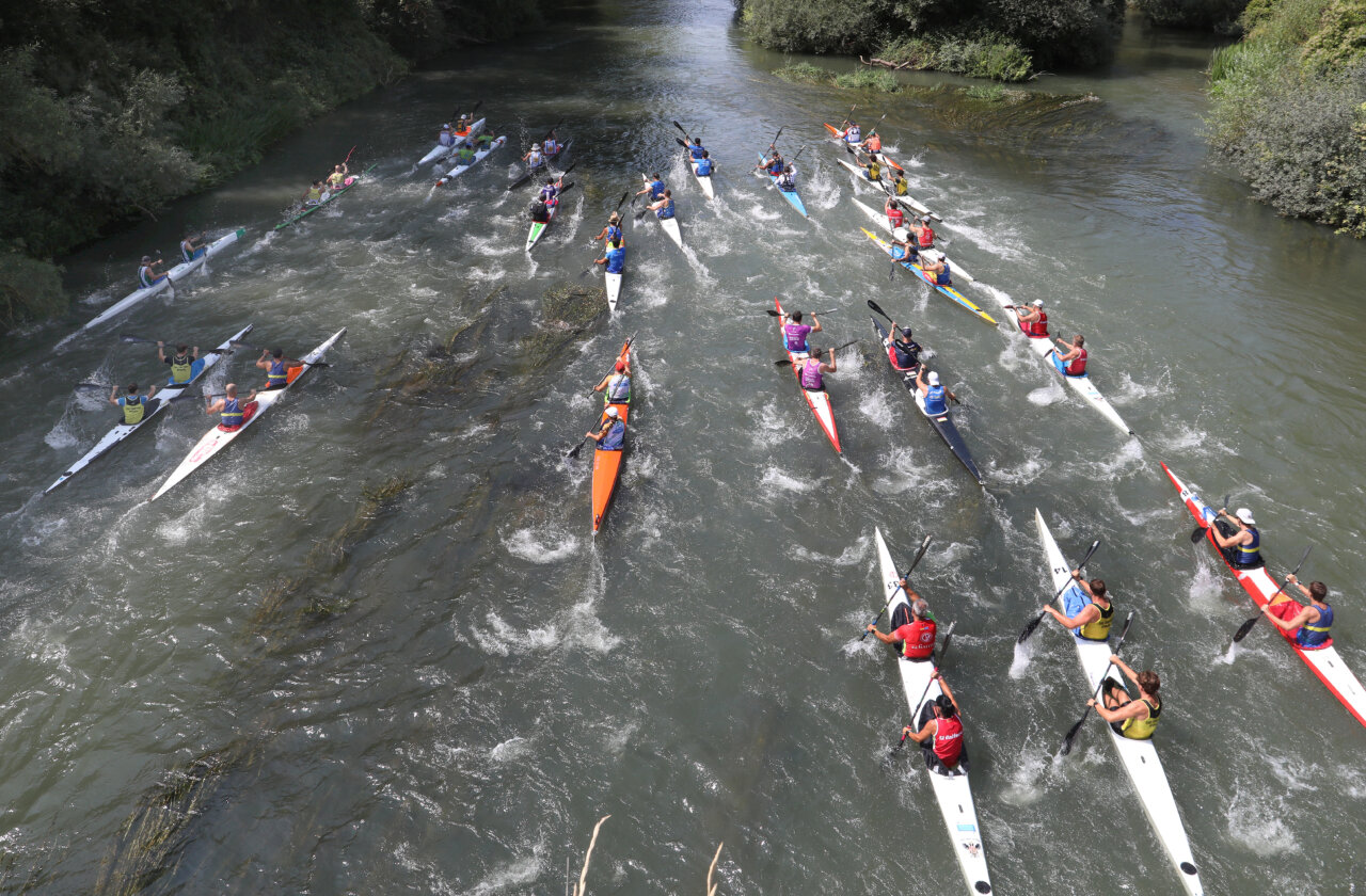 Competencia de piraguismo en el río Pisuerga en Alar del Rey
