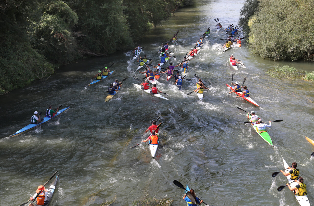 Participantes en el Descenso Internacional del Pisuerga en Alar del Rey