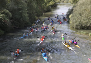 Participantes en el Descenso Internacional del Pisuerga en Alar del Rey