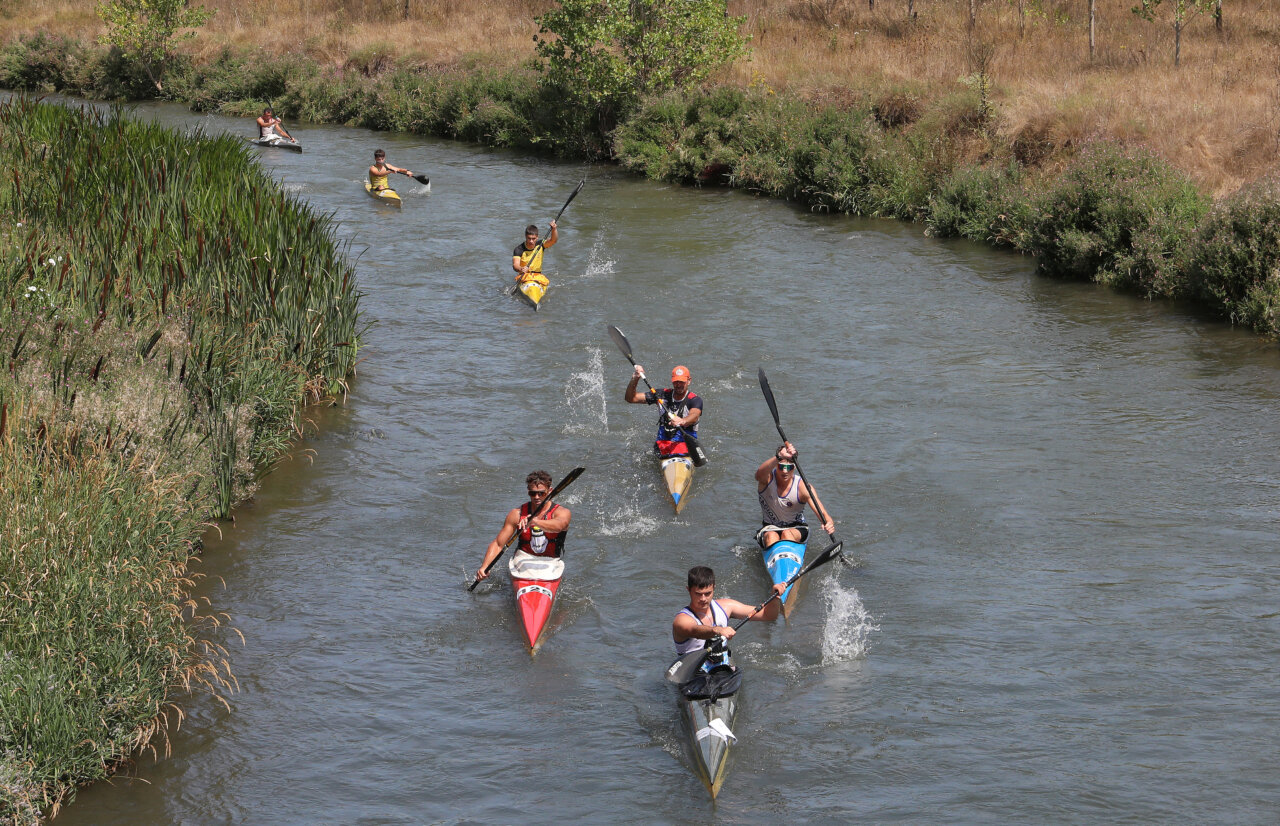Competidores en el Descenso Internacional del Pisuerga en Alar del Rey