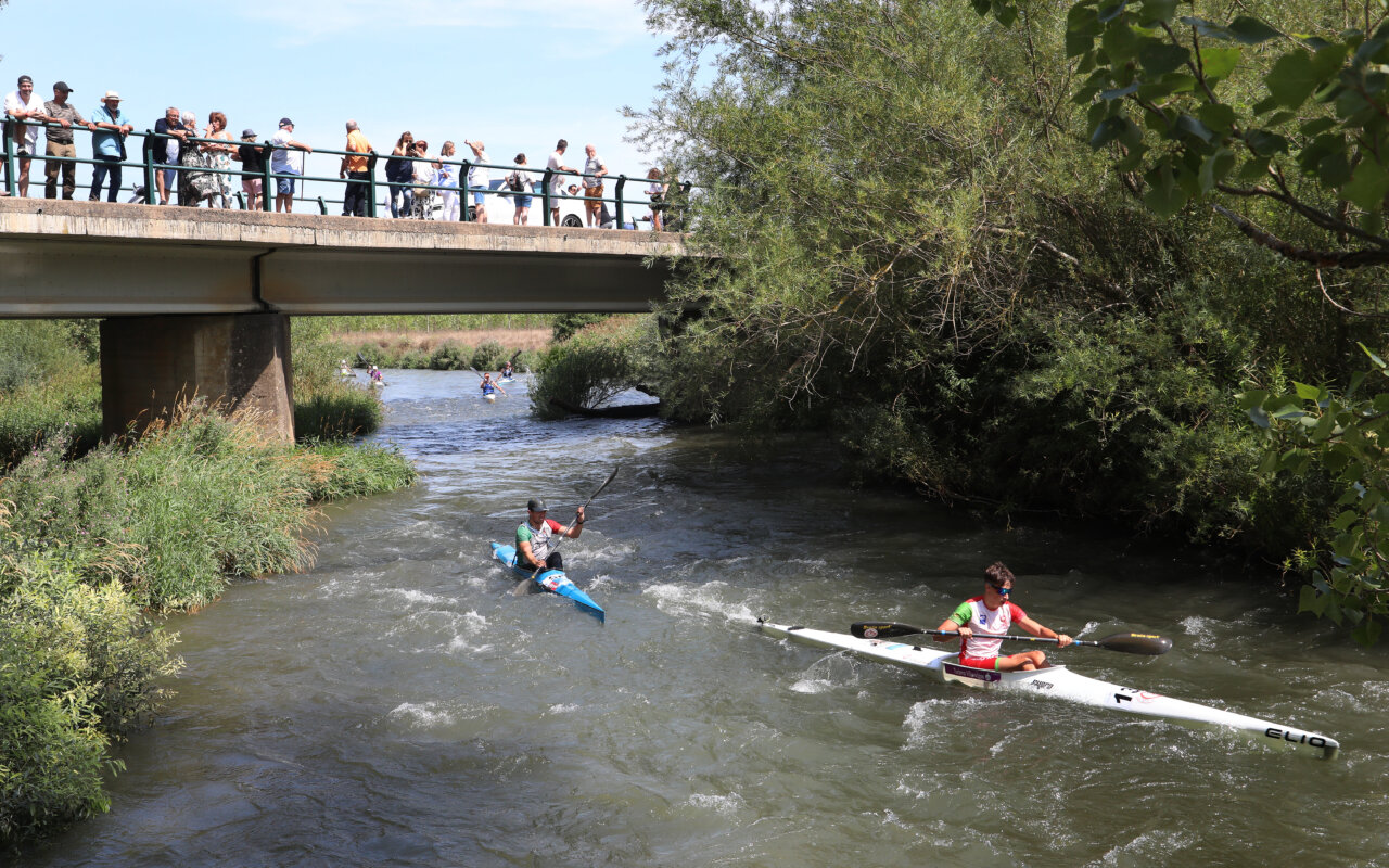 Competidores en el Descenso Internacional del Pisuerga en Alar del Rey