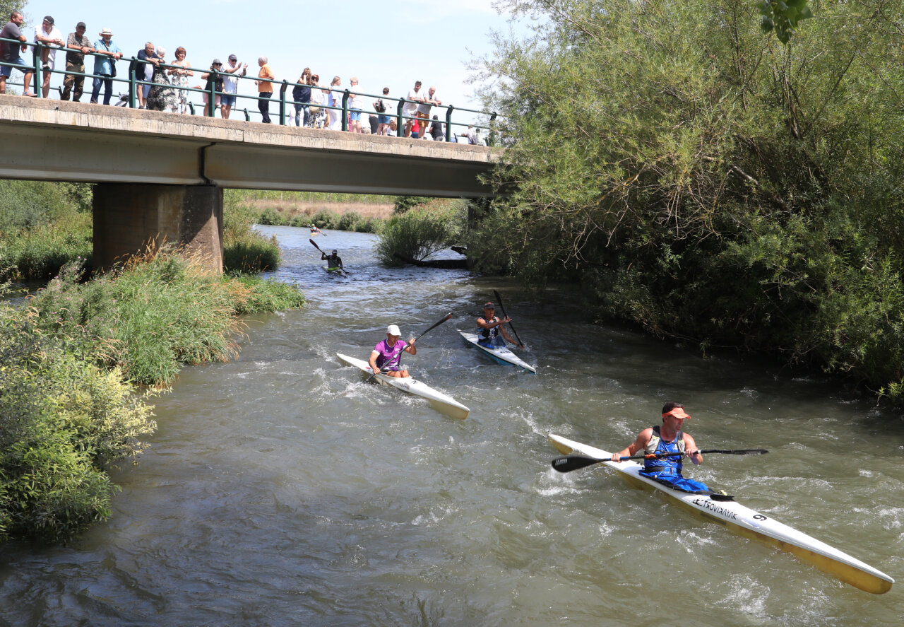 Competidores en piraguas durante el Descenso Internacional del Pisuerga