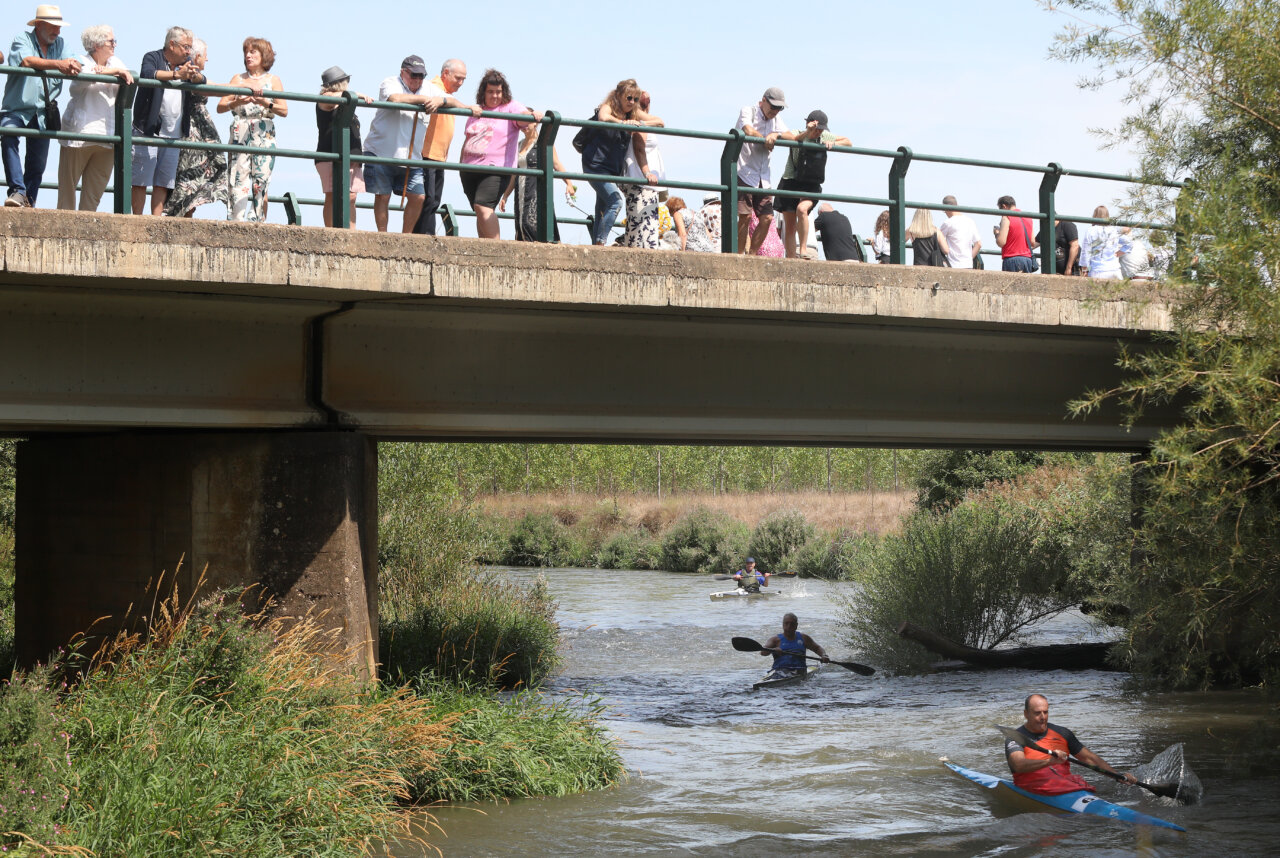 Participantes en el Descenso Internacional del Pisuerga en Alar del Rey