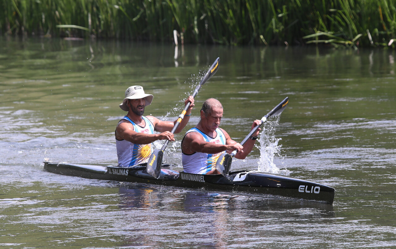 Dos piragüistas compitiendo en el río Pisuerga durante un evento deportivo