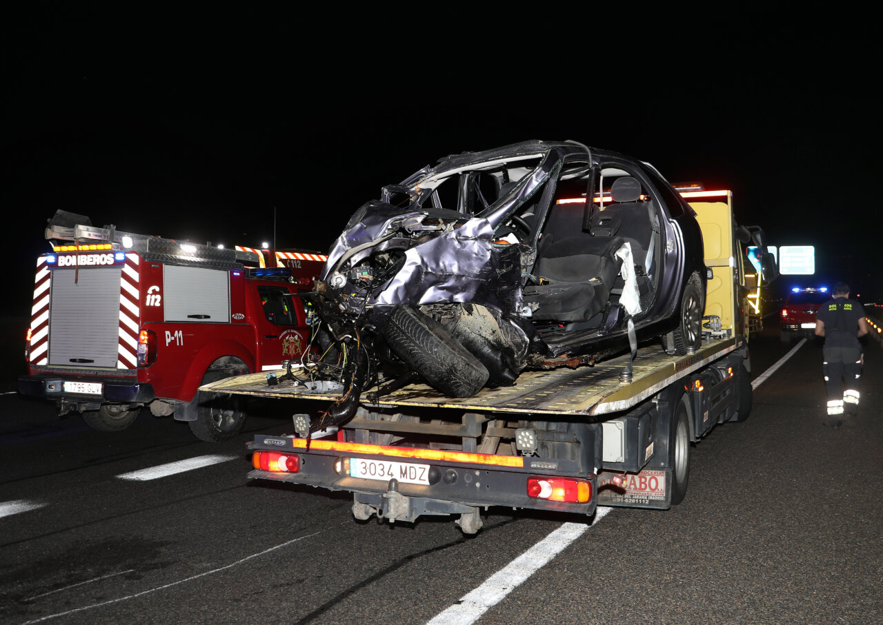 Vehículo dañado en un accidente de tráfico en la A-62 en Dueñas