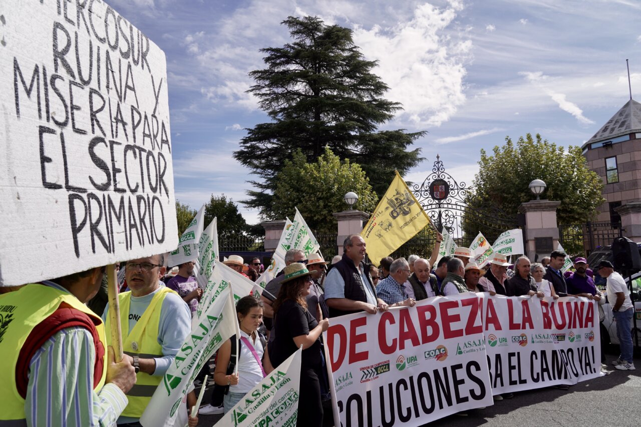 Agricultores protestando con pancartas y banderas en Castilla y León