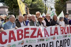 Agricultores protestando con pancartas en Castilla y León