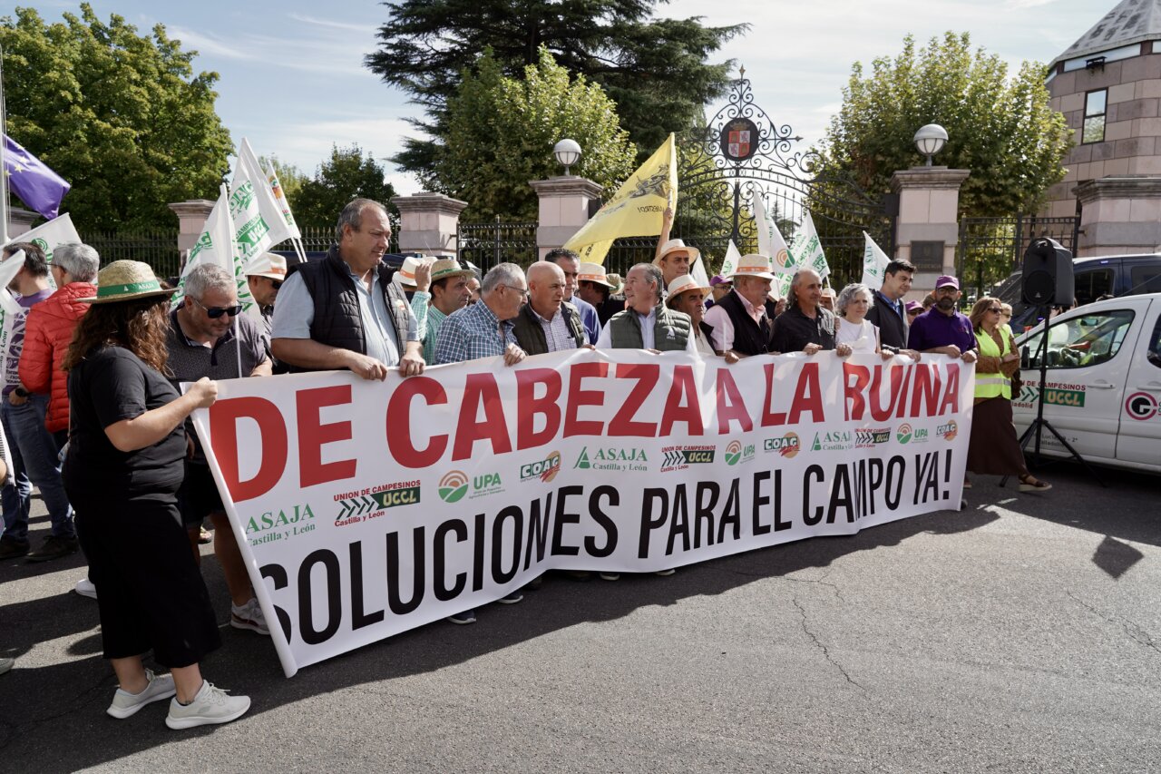 Agricultores en protesta con pancarta exigiendo soluciones para el campo.