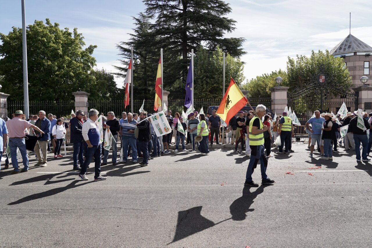 Agricultores manifestándose frente a la sede de la Junta de Castilla y León