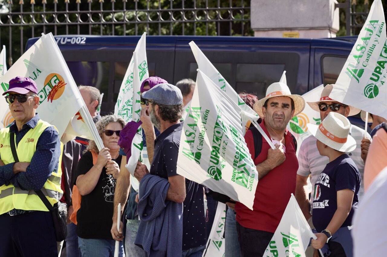 Agricultores con banderas en protesta por la situación del cereal