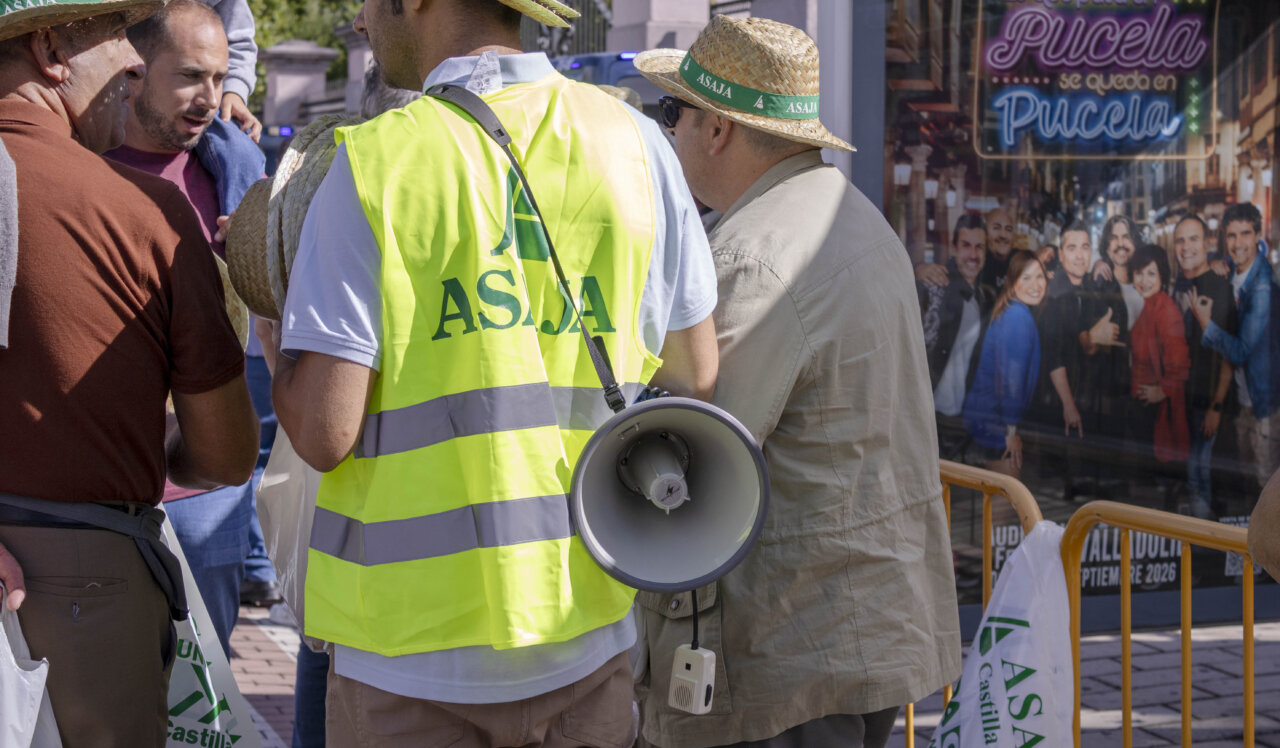 Agricultores en concentración con pancartas y megáfono en Castilla y León