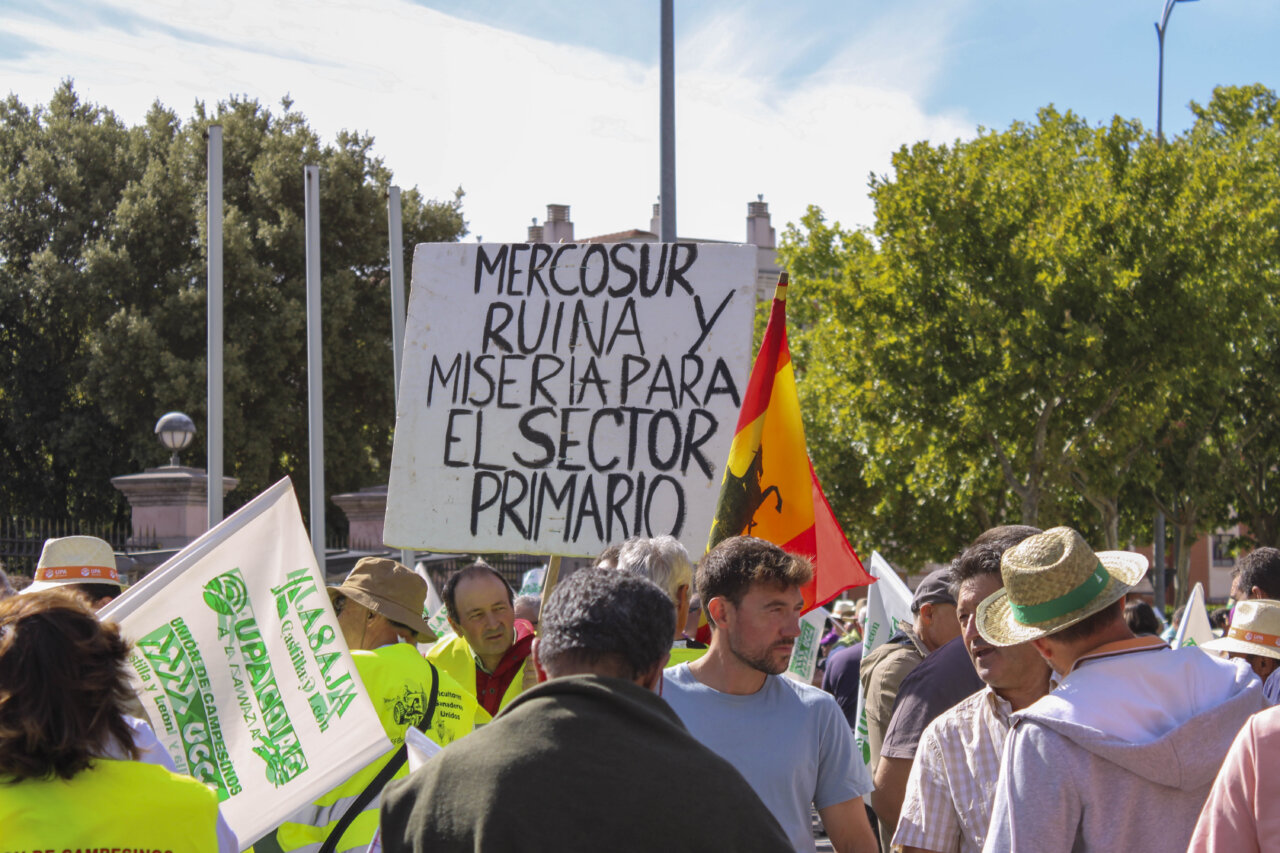 Agricultores en protesta sosteniendo pancartas en defensa del sector primario