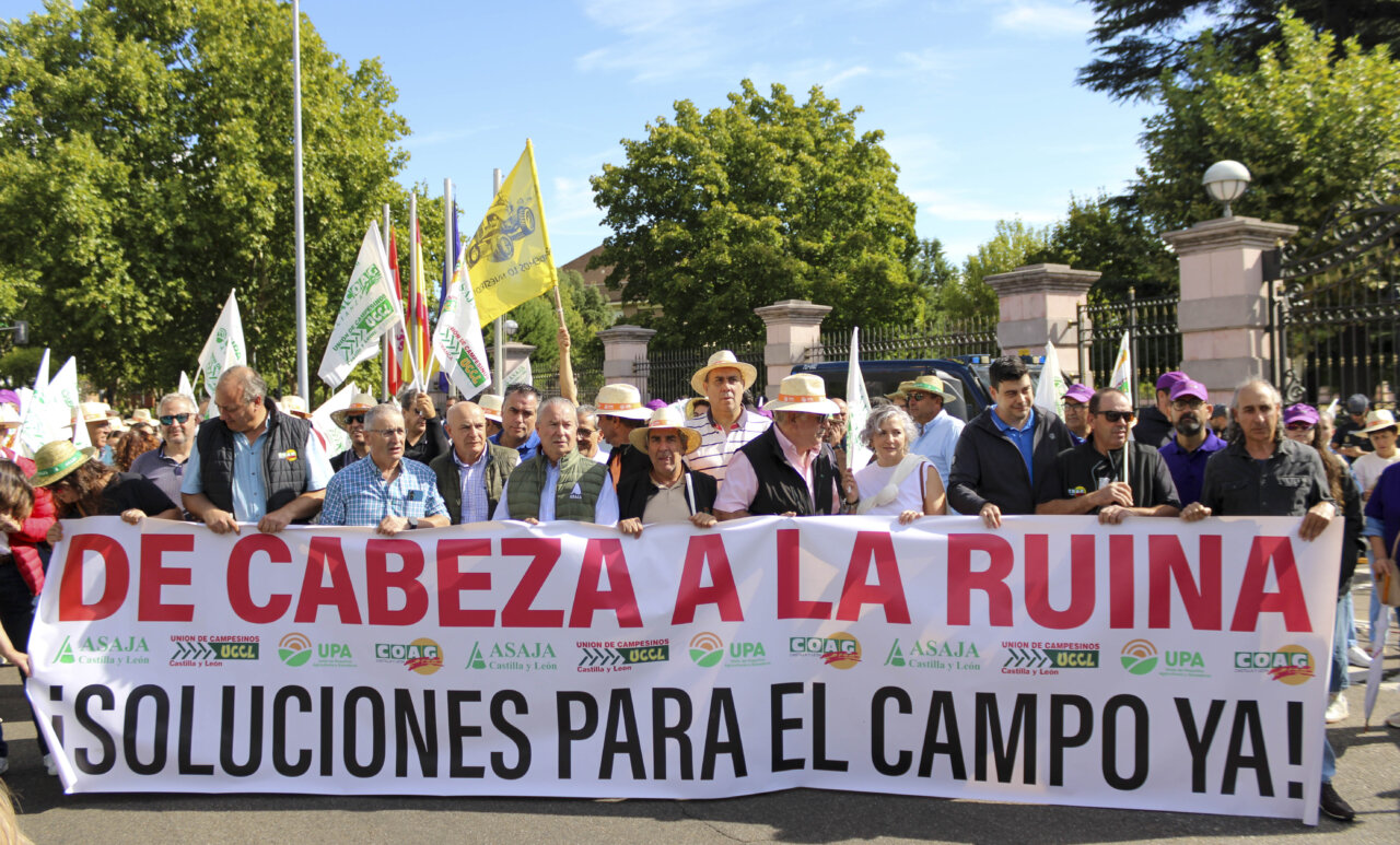 Agricultores en protesta con pancarta exigiendo soluciones para el campo.