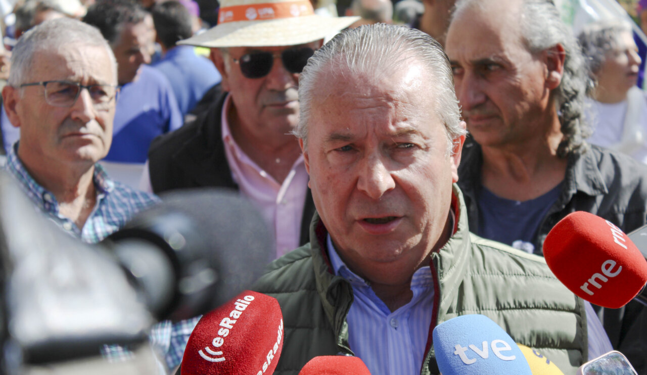 Agricultores protestan ante la sede de la Junta de Castilla y León