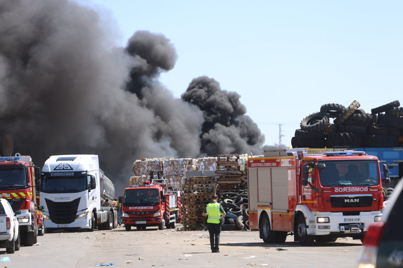 Incendio en la planta de tratamiento de residuos en Roales del Pan con humo negro y camiones de bomberos.