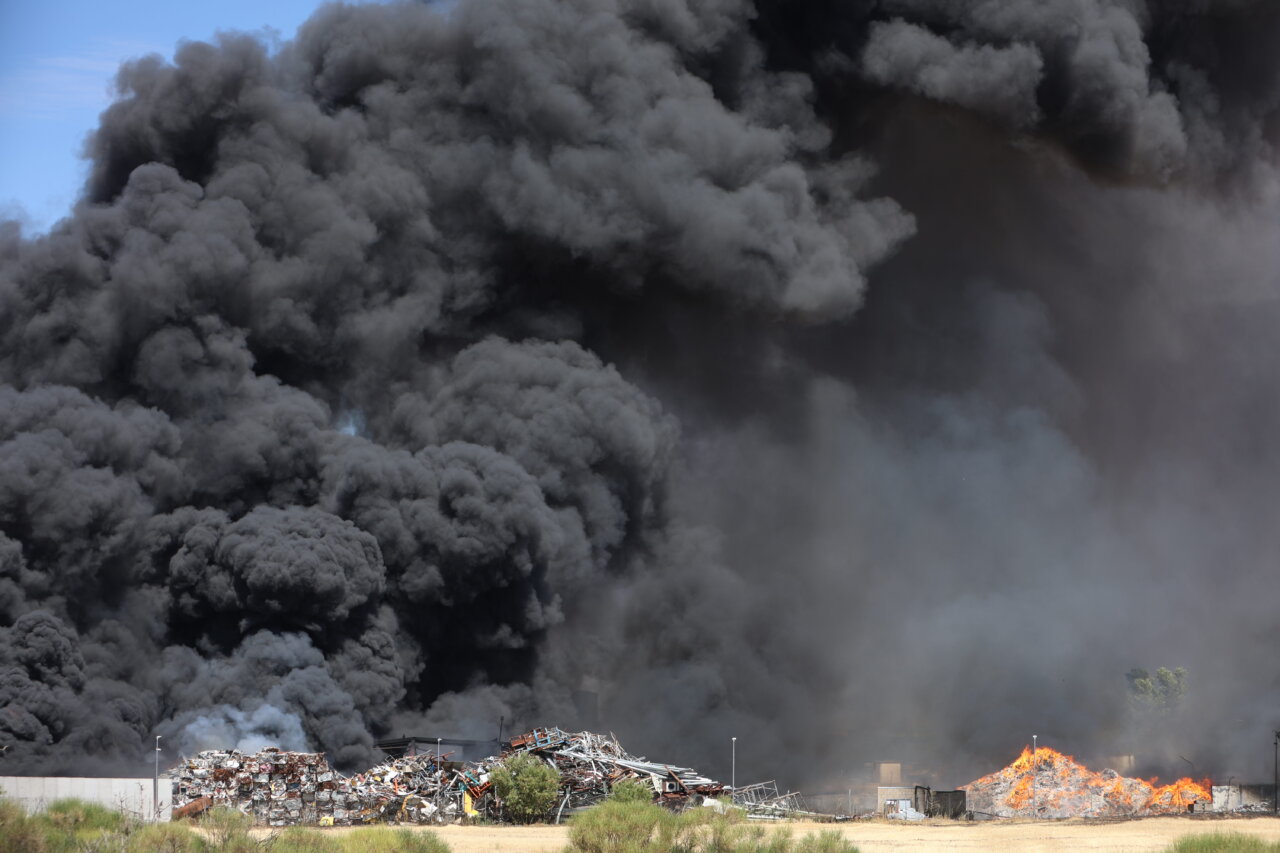Incendio en la planta de tratamiento de residuos en Roales del Pan, Zamora.