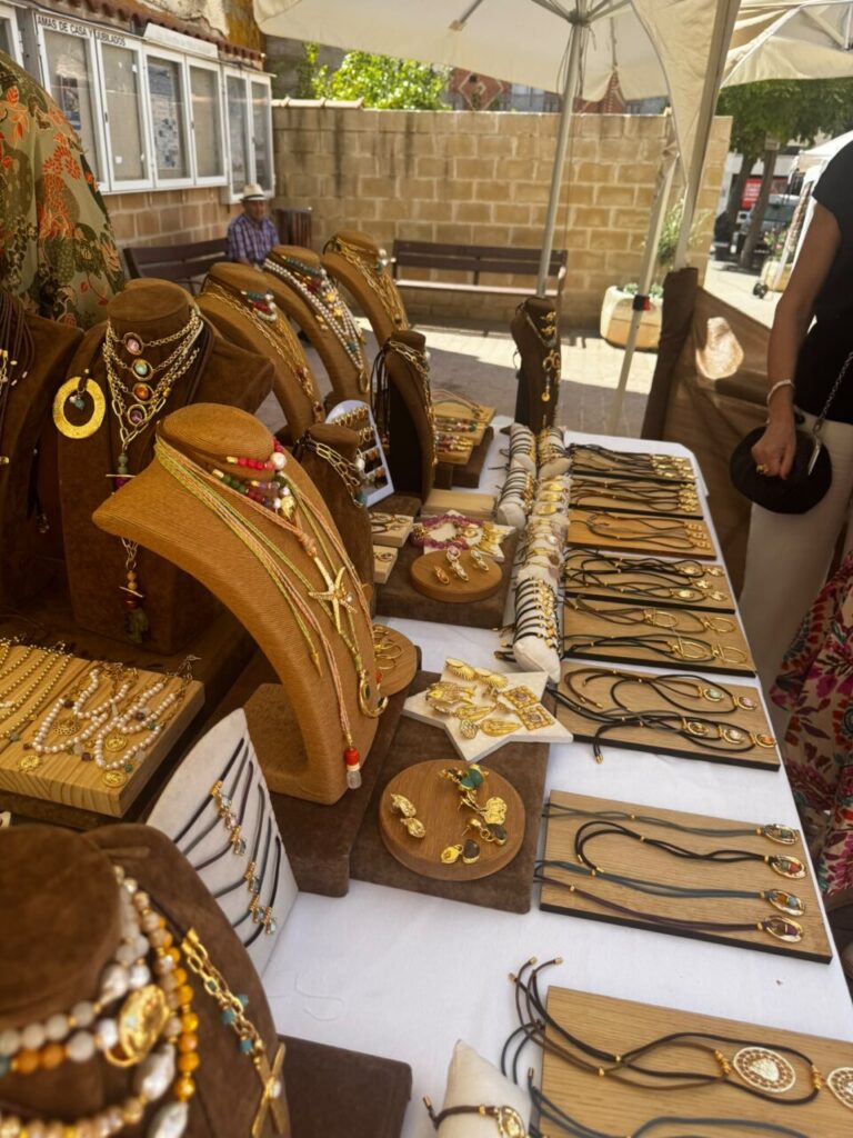 Exhibición de bisutería y artesanía en una feria en Baltanás