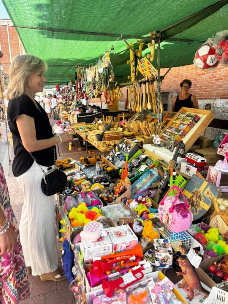 Mujer observando artículos en un mercado de Baltanás