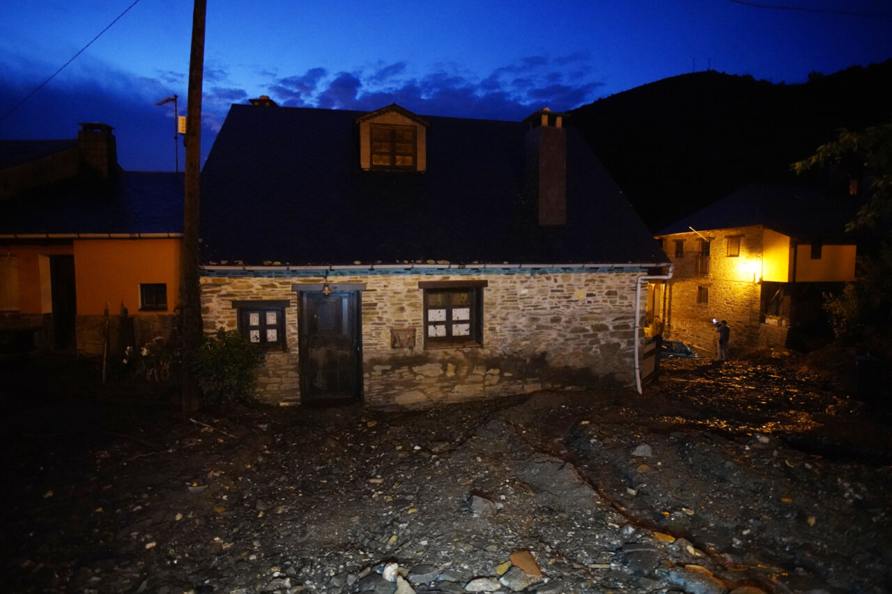Casa afectada por el desprendimiento de tierra en Manzanedo de Valdueza